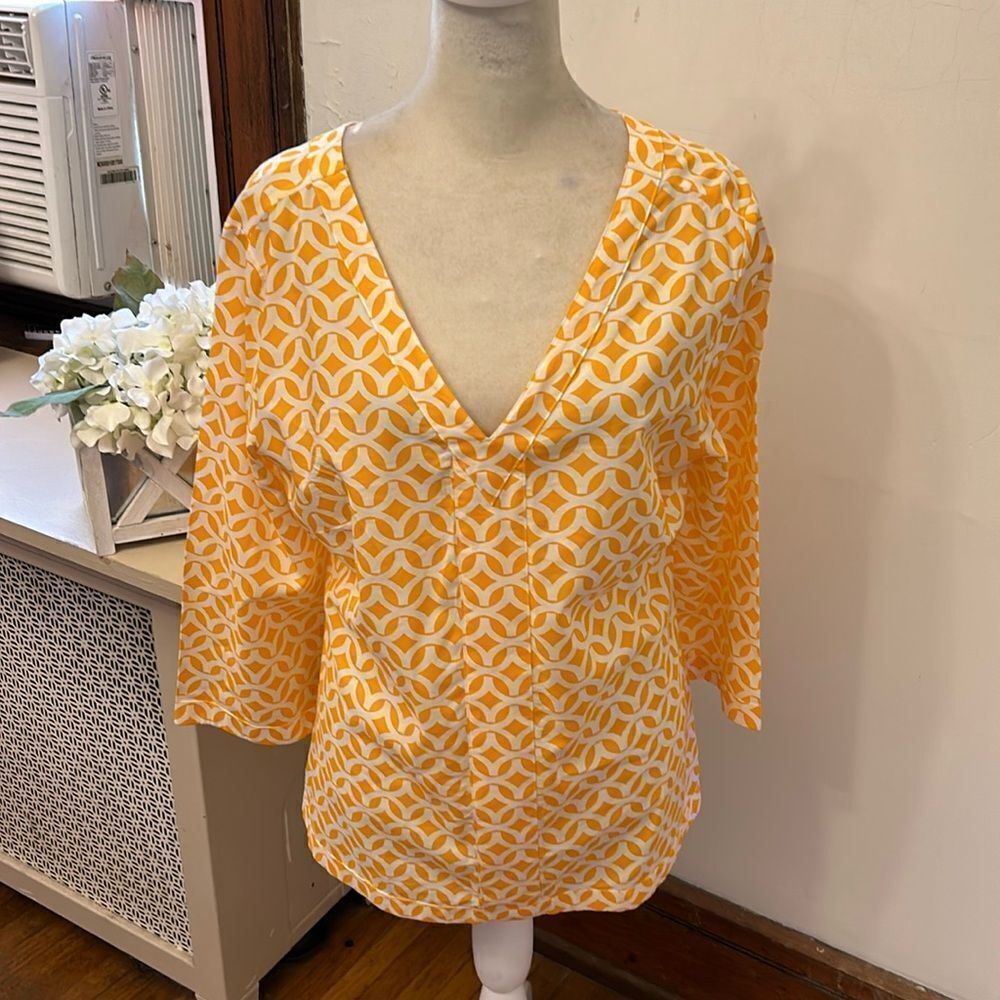 Peter Millar gold white patterned V front and back blouse Size M EUC